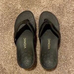 NWOT sz 8 Black Vionic flipflop sandals!